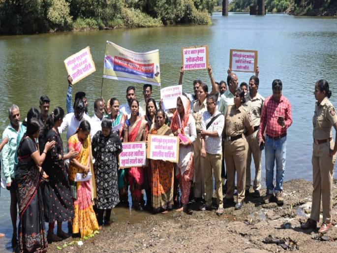 Write off loans during the Covid, Water protests in Panchganga riverbed by Public Service Federation in Kolhapur | कोवीड काळातील कर्जे माफ करा, कोल्हापुरात लोकसेवा महासंघाची पंचगंगा नदी पात्रात जल निदर्शने Write off loans during the Covid, Water protests in Panchganga riverbed by Public Service Federation in Kolhapur | कोवीड काळातील कर्जे माफ करा, कोल्हापुरात लोकसेवा महासंघाची पंचगंगा नदी पात्रात जल निदर्शने