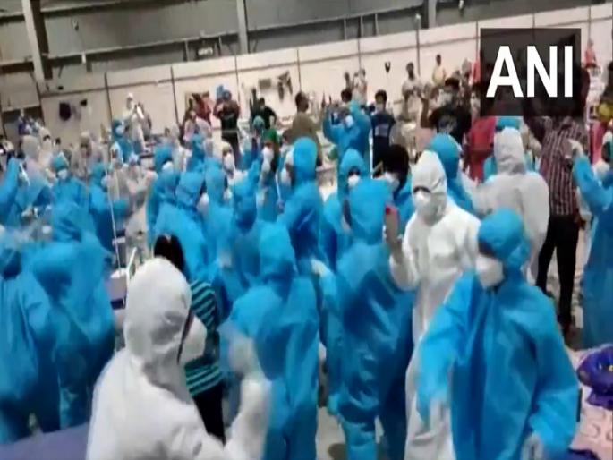 Video: 'Zingat' dance of health workers on the occasion of Nesco Centre's anniversary | Video : मुंबईतील नेस्को कोविड केंद्राच्या वर्षपूर्तीनिमित्त आरोग्य कर्मचाऱ्यांचा 'झिंगाट' डान्स Video: 'Zingat' dance of health workers on the occasion of Nesco Centre's anniversary | Video : मुंबईतील नेस्को कोविड केंद्राच्या वर्षपूर्तीनिमित्त आरोग्य कर्मचाऱ्यांचा 'झिंगाट' डान्स