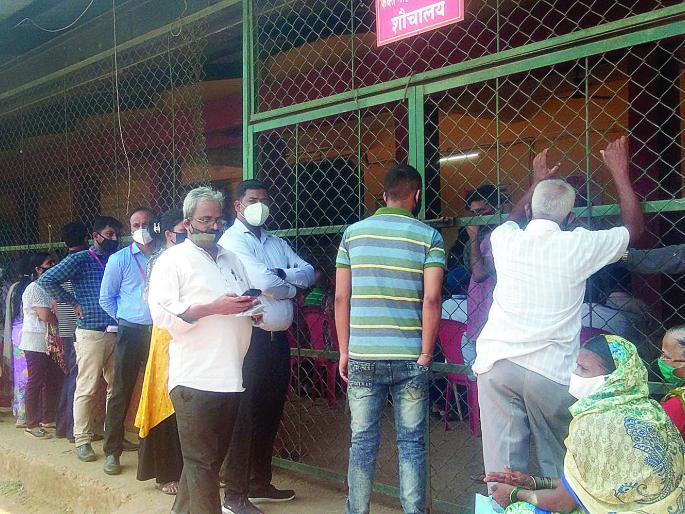 The condition of the citizens at the vaccination center in Chiplun | चिपळुणात लसीकरण केंद्रावर नागरिकांचे हाल