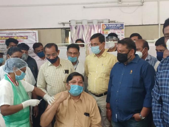 CoronaVaccine: Covid vaccination launched in Khamgaon | CoronaVaccine : खामगावात कोविड लसीकरणाचा शुभारंभ CoronaVaccine: Covid vaccination launched in Khamgaon | CoronaVaccine : खामगावात कोविड लसीकरणाचा शुभारंभ