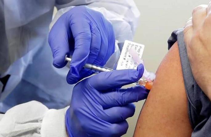 40,000 seniors in Solapur get corona vaccine; Cross the stage of 1 lakh | सोलापुरातील ४० हजार ज्येष्ठांनी घेतली कोरोना लस; १ लाखाचा टप्पा पार 40,000 seniors in Solapur get corona vaccine; Cross the stage of 1 lakh | सोलापुरातील ४० हजार ज्येष्ठांनी घेतली कोरोना लस; १ लाखाचा टप्पा पार