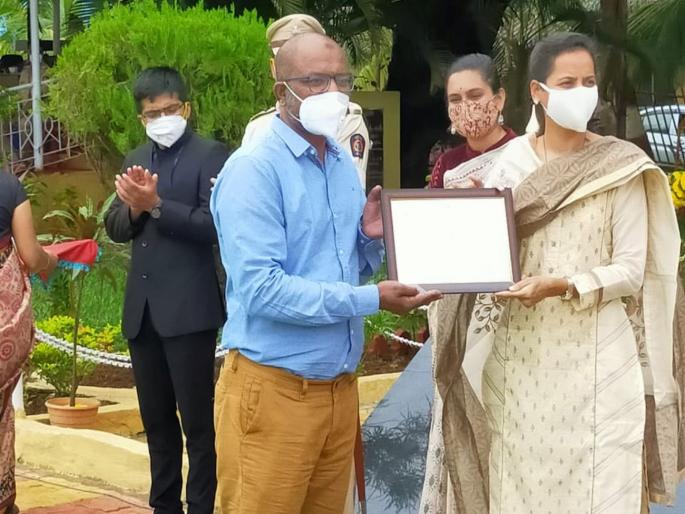 Cheating case registered against covid warrior felicitated by guardian minister aditi tatkare | जिल्हा प्रशासनाने निवडलेला कोविड योद्धा निघाला भामटा; पालकमंत्र्यांनी केला होता सन्मान Cheating case registered against covid warrior felicitated by guardian minister aditi tatkare | जिल्हा प्रशासनाने निवडलेला कोविड योद्धा निघाला भामटा; पालकमंत्र्यांनी केला होता सन्मान
