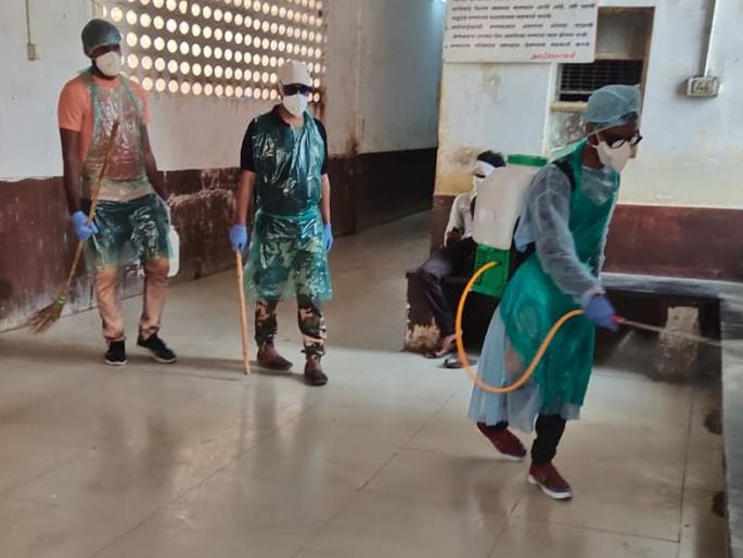 CoronaVirus: They doing duty of cleaning the corona patient’s room | CoronaVirus : ‘त्यांनी’ सांभाळली कोरोना रुग्णांच्या कक्षाच्या स्वच्छतेची जबाबदारी CoronaVirus: They doing duty of cleaning the corona patient’s room | CoronaVirus : ‘त्यांनी’ सांभाळली कोरोना रुग्णांच्या कक्षाच्या स्वच्छतेची जबाबदारी