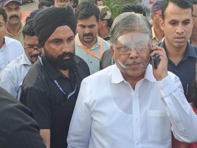 Will Chandrakant Patil be slandered again? | चंद्रकांत पाटील यांच्यावर पुन्हा शाईफेक होणार? दोन जणांच्या विरोधात गुन्हा दाखल Will Chandrakant Patil be slandered again? | चंद्रकांत पाटील यांच्यावर पुन्हा शाईफेक होणार? दोन जणांच्या विरोधात गुन्हा दाखल