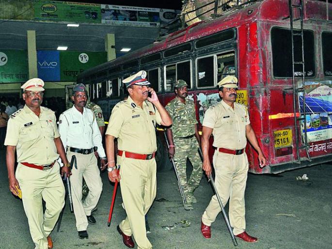 Police Commissioner's 'Foot Petroling' in Nagpur | नागपुरात पोलीस आयुक्तांची ‘फूट पेट्रोलिंग’ Police Commissioner's 'Foot Petroling' in Nagpur | नागपुरात पोलीस आयुक्तांची ‘फूट पेट्रोलिंग’