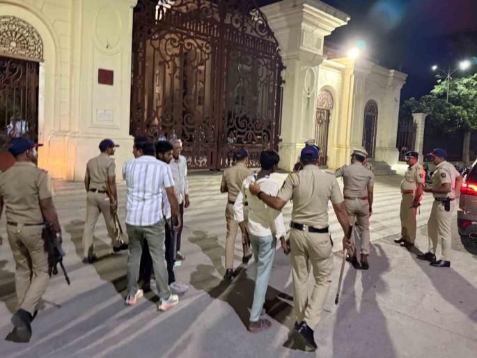 The Police Commissioner reached the police station and scolded the police officers for avoiding evening patrolling! | संध्याकाळचे पेट्रोलिंग टाळले म्हणून पोलिस आयुक्तांनी ठाण्यात पोहोचून ठाणेदारांना फटकारले! The Police Commissioner reached the police station and scolded the police officers for avoiding evening patrolling! | संध्याकाळचे पेट्रोलिंग टाळले म्हणून पोलिस आयुक्तांनी ठाण्यात पोहोचून ठाणेदारांना फटकारले!