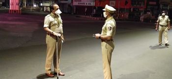 The streets of miscreatns became crowded | नागपुरात कोरोना प्रादुर्भावाचा धोकाही वाढला : नागरिकांमध्ये संताप, कडक कारवाईची मागणी The streets of miscreatns became crowded | नागपुरात कोरोना प्रादुर्भावाचा धोकाही वाढला : नागरिकांमध्ये संताप, कडक कारवाईची मागणी