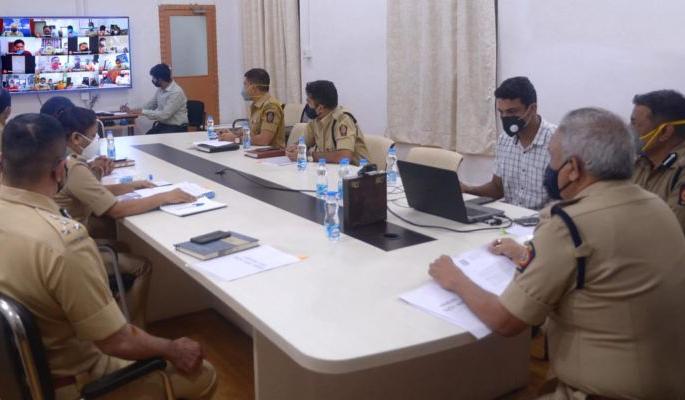 Applications of 100 Public Ganesh Mandals: Commissioner discusses security | १०० सार्वजनिक गणेश मंडळांचे अर्ज : सुरक्षेबाबत आयुक्तांनी केली चर्चा Applications of 100 Public Ganesh Mandals: Commissioner discusses security | १०० सार्वजनिक गणेश मंडळांचे अर्ज : सुरक्षेबाबत आयुक्तांनी केली चर्चा