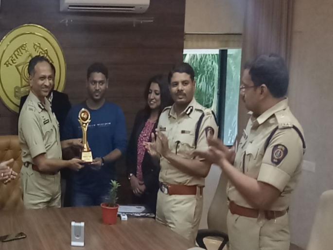 Akash Dutt a young boy shows humanity in accidental situation | सेल्फीच्या जमान्यात त्याने दाखवलेल्या माणुसकीने वाचला जीव Akash Dutt a young boy shows humanity in accidental situation | सेल्फीच्या जमान्यात त्याने दाखवलेल्या माणुसकीने वाचला जीव