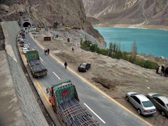 China's push to Pakistan! Due to corruption, cash in hand towards Pakistan's road projects | चीनचा पाकिस्तानला दे धक्का! भ्रष्टाचारामुळे महत्वकांक्षी CPEC रस्ते प्रकल्पांचा रोखला पैसा China's push to Pakistan! Due to corruption, cash in hand towards Pakistan's road projects | चीनचा पाकिस्तानला दे धक्का! भ्रष्टाचारामुळे महत्वकांक्षी CPEC रस्ते प्रकल्पांचा रोखला पैसा