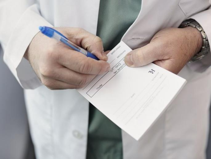 Doctor's prescription arrests killer, unravels murder mystery | डॉक्टरांच्या प्रिस्क्रिप्शनमुळे मारेकरी जेरबंद, प्रेयसीच्या हत्येचं गुढ उकललं Doctor's prescription arrests killer, unravels murder mystery | डॉक्टरांच्या प्रिस्क्रिप्शनमुळे मारेकरी जेरबंद, प्रेयसीच्या हत्येचं गुढ उकललं