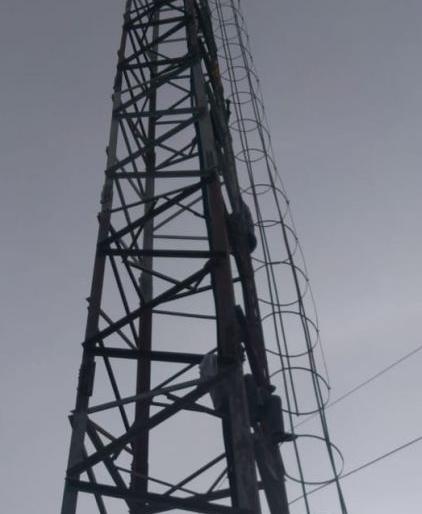 In Chandrapur district, farmers, fed up with WCL's administration, climbed the tower | चंद्रपूर जिल्ह्यात वेकोलिच्या कारभाराला कंटाळलेले शेतकरी चढले टॉवरवर