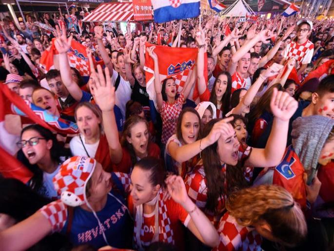 FIFA Football World Cup 2018: Croatian fans dancing before final match | FIFA Football World Cup 2018 : क्रोएशियामध्ये चाहत्यांनी फायनलपूर्वीच धरला ठेका FIFA Football World Cup 2018: Croatian fans dancing before final match | FIFA Football World Cup 2018 : क्रोएशियामध्ये चाहत्यांनी फायनलपूर्वीच धरला ठेका