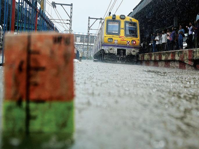 Train crocodile's crocodile ' | रेल्वे प्रवाशांना रखडपट्टीची मगर‘मिठी’ Train crocodile's crocodile ' | रेल्वे प्रवाशांना रखडपट्टीची मगर‘मिठी’