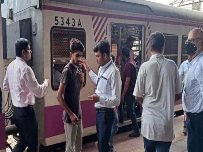 in mumbai central railway has taken action against the passenger travelling for free by train | तिकीट काढा, नाही तर दंड भरा; फुकट्या प्रवाशांना मध्य रेल्वेचा दणका in mumbai central railway has taken action against the passenger travelling for free by train | तिकीट काढा, नाही तर दंड भरा; फुकट्या प्रवाशांना मध्य रेल्वेचा दणका