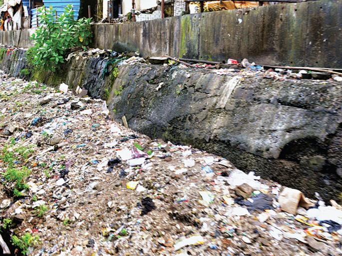 At the Central Railway Station, the cleanliness sounded at three o'clock | मध्य रेल्वे मार्गावरील स्वच्छतेचे वाजले तीनतेरा At the Central Railway Station, the cleanliness sounded at three o'clock | मध्य रेल्वे मार्गावरील स्वच्छतेचे वाजले तीनतेरा