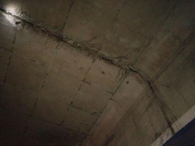 Flyover on the Pune-Bangalore highway collapsed, traffic due to security | पुणे-बेंगळूर महामार्गावरील उड्डाणपुलाला पडली भेग, सुरक्षेच्या कारणास्तव वाहतूक वळविली सर्व्हिस मार्गाने Flyover on the Pune-Bangalore highway collapsed, traffic due to security | पुणे-बेंगळूर महामार्गावरील उड्डाणपुलाला पडली भेग, सुरक्षेच्या कारणास्तव वाहतूक वळविली सर्व्हिस मार्गाने