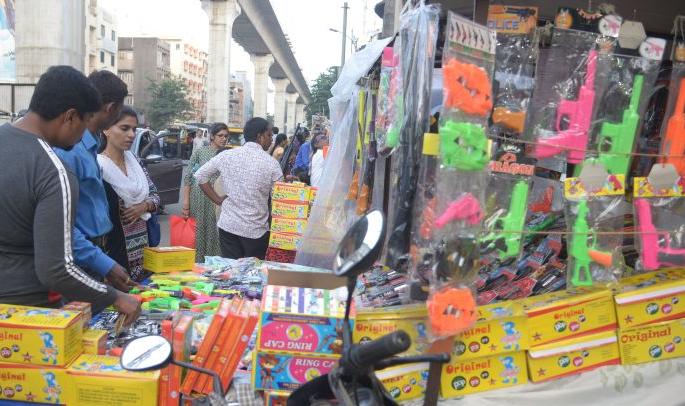 Children's preference for small size fireworks | नागपुरात छोट्या आकारातील फटाक्यांना मुलांची पसंती Children's preference for small size fireworks | नागपुरात छोट्या आकारातील फटाक्यांना मुलांची पसंती