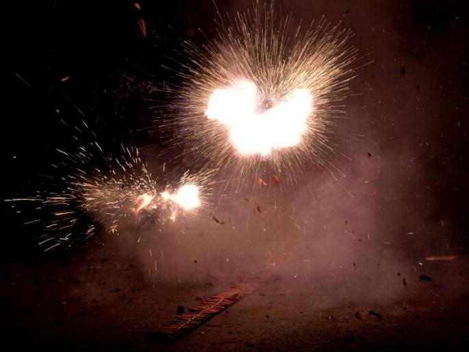 First offense of cracking firecrackers at 12 o'clock in the Hersul Police station area | रात्री १२ वाजता फटाके फोडल्याचा पहिला गुन्हा हर्सूल ठाण्यात दाखल