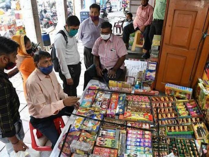 Corona effects in 22 per cent drop in cracker shops in Nagpur | कोरोनाचा परिणाम, नागपुरात फटाक्यांच्या दुकानात २२ टक्के घट Corona effects in 22 per cent drop in cracker shops in Nagpur | कोरोनाचा परिणाम, नागपुरात फटाक्यांच्या दुकानात २२ टक्के घट