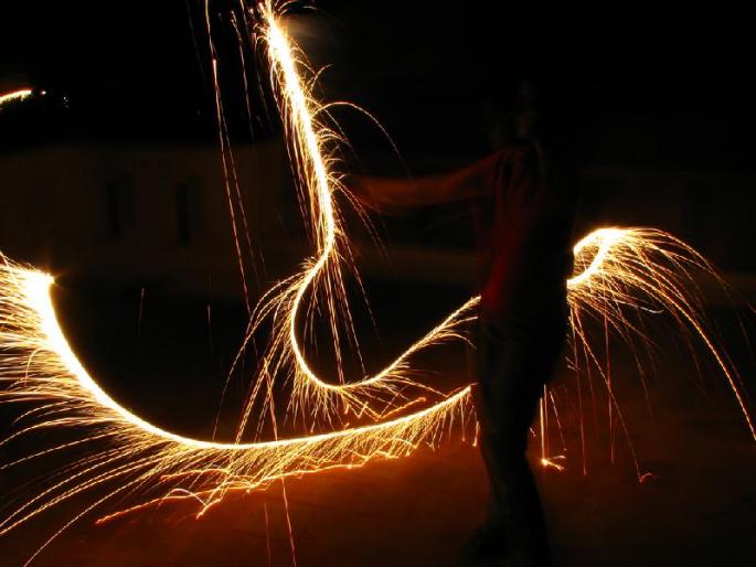 Diwali fires increase the risk of fire | दिवाळीतील आतषबाजीने वाढवला आगीचा धोका  Diwali fires increase the risk of fire | दिवाळीतील आतषबाजीने वाढवला आगीचा धोका