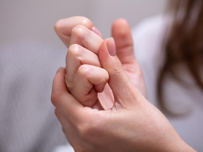 cracking knuckles and invite joint pain | हातांची बोटं कटाकटा मोडताना मजा येत असेल पण त्यामुळे होतो 'हा' गंभीर आजार cracking knuckles and invite joint pain | हातांची बोटं कटाकटा मोडताना मजा येत असेल पण त्यामुळे होतो 'हा' गंभीर आजार