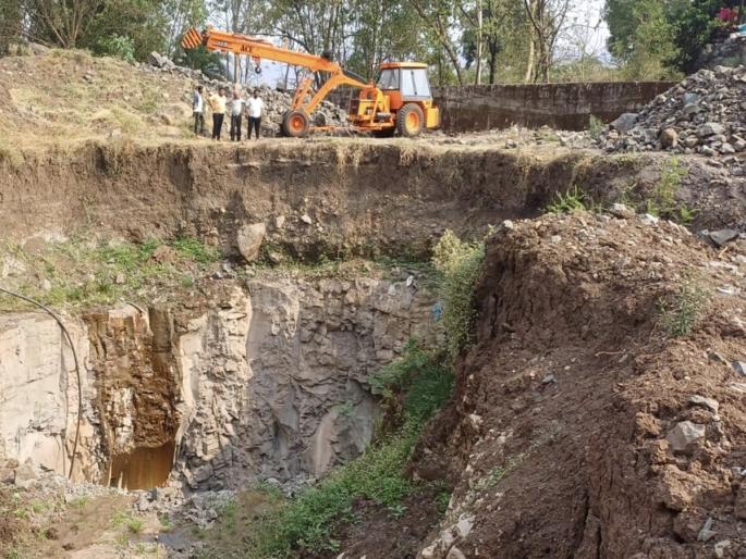 Laborer dies as wire rope breaks and crane bucket falls into well, incident in Bhor taluka | वायररोप तुटून क्रेनचे बकेट विहिरीत पडल्याने मजुराचा मृत्यू, भोर तालुक्यातील घटना Laborer dies as wire rope breaks and crane bucket falls into well, incident in Bhor taluka | वायररोप तुटून क्रेनचे बकेट विहिरीत पडल्याने मजुराचा मृत्यू, भोर तालुक्यातील घटना