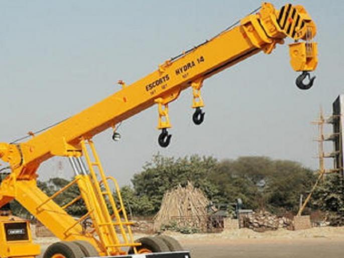 A worker died on the spot in a collision with a crane | क्रेनच्या धडकेत कामगाराचा जागेवर मृत्यू A worker died on the spot in a collision with a crane | क्रेनच्या धडकेत कामगाराचा जागेवर मृत्यू