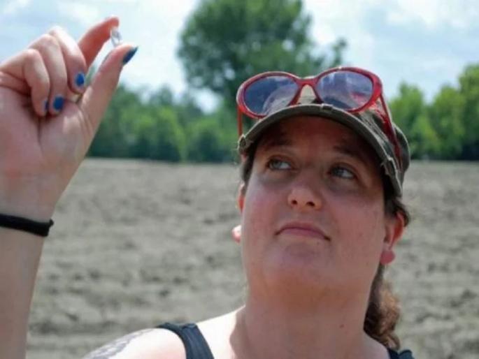 Crater of diamonds mine where every people can search diamonds | जगातली एकमेव हिऱ्याची खाण जिथे कुणीही शोधू शकतात हिरे, सापडला तर हिरा तुमचा! Crater of diamonds mine where every people can search diamonds | जगातली एकमेव हिऱ्याची खाण जिथे कुणीही शोधू शकतात हिरे, सापडला तर हिरा तुमचा!