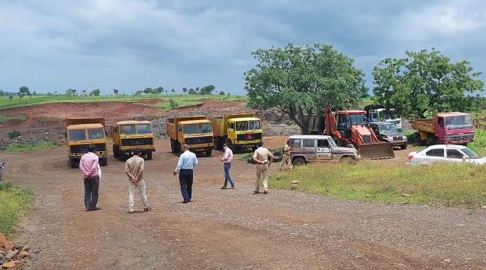 Inspection of mines and crushers by district level flying squad | जिल्हास्तरीय भरारी पथकाकडून खदान, क्रेशरची तपासणी Inspection of mines and crushers by district level flying squad | जिल्हास्तरीय भरारी पथकाकडून खदान, क्रेशरची तपासणी