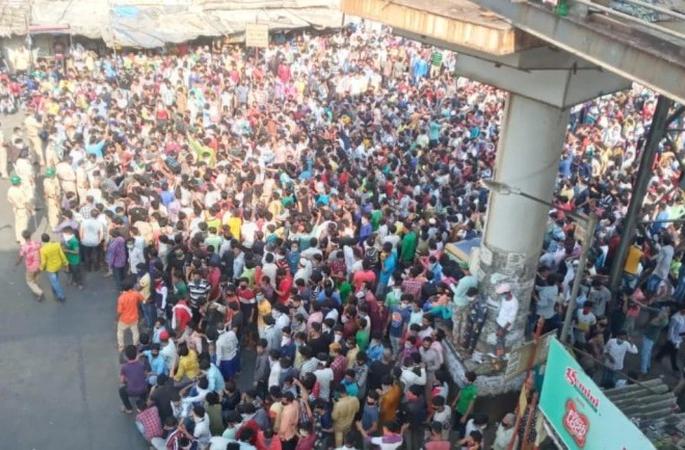 Rumor ... The crowd suspected of getting fertilizer due to a hidden campaign mumbai | अफवा... छुप्या मोहीमेमुळे गर्दीला खतपाणी मिळाल्याचा संशय Rumor ... The crowd suspected of getting fertilizer due to a hidden campaign mumbai | अफवा... छुप्या मोहीमेमुळे गर्दीला खतपाणी मिळाल्याचा संशय