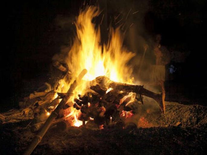 chandigarh punjab sikh woman cremated by muslim neighbours | आईचा मृतदेह घेण्यास पोटच्या मुलांकडून नकार, मुस्लिम कुटुंबानं केले शीख महिलेवर अंत्यसंस्कार chandigarh punjab sikh woman cremated by muslim neighbours | आईचा मृतदेह घेण्यास पोटच्या मुलांकडून नकार, मुस्लिम कुटुंबानं केले शीख महिलेवर अंत्यसंस्कार