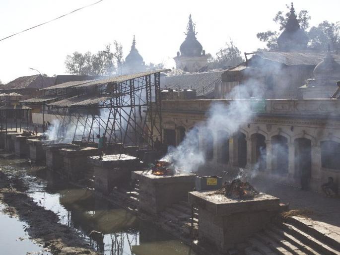 Birthday celebration in crematorium | 'त्या' युवकांनी स्मशानभूमीत केले बर्थ डे सेलिब्रेशन, मृतदेह ठेवण्याच्या जागेवर कापला केक Birthday celebration in crematorium | 'त्या' युवकांनी स्मशानभूमीत केले बर्थ डे सेलिब्रेशन, मृतदेह ठेवण्याच्या जागेवर कापला केक