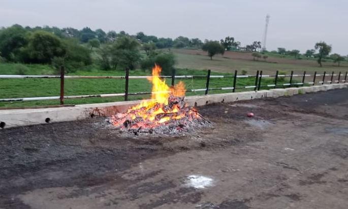 The village has no cemetery; Funeral done on a bridge! | गावात स्मशानभूमी नाही; चक्क पुलावर करावे लागले अंत्यसंस्कार! The village has no cemetery; Funeral done on a bridge! | गावात स्मशानभूमी नाही; चक्क पुलावर करावे लागले अंत्यसंस्कार!