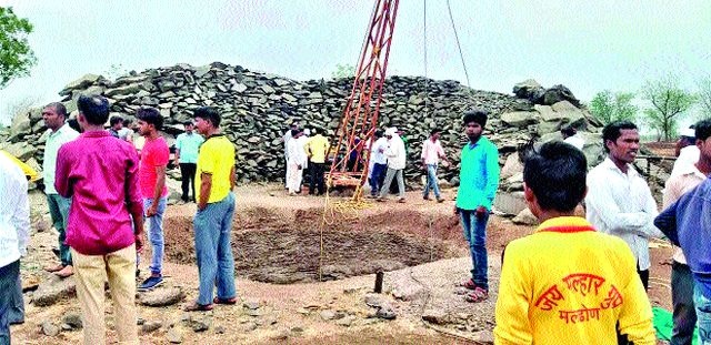 One killed and two injured in the stool | मलढोणला एक ठार, दोन जखमी