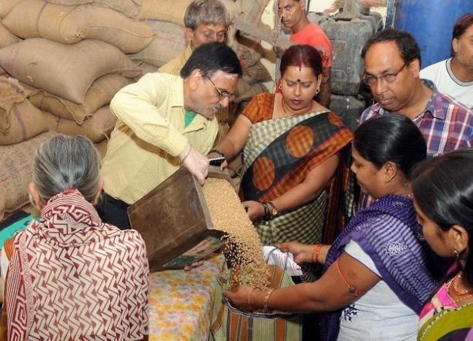 Soap and shampoo will be available from the ration shop | रेशन दुकानातून मिळणार साबण अन् शाम्पू Soap and shampoo will be available from the ration shop | रेशन दुकानातून मिळणार साबण अन् शाम्पू