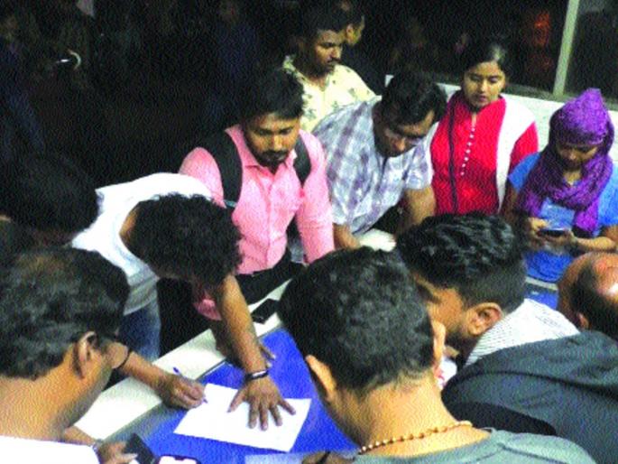 Empty table and table-chair with banquets ... | मेजवानीच्या नावाने रिकामी थाळी अन् टेबल-खुर्च्या... Empty table and table-chair with banquets ... | मेजवानीच्या नावाने रिकामी थाळी अन् टेबल-खुर्च्या...