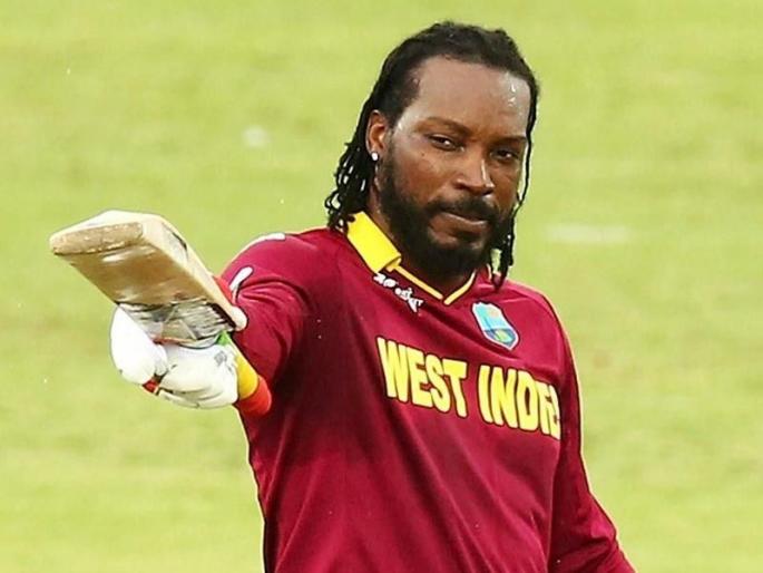 chris gayle gifted a bat to bowler who got his wicket on the first ball | बॉस तुस्सी ग्रेट हो'; पहिल्या चेंडूवर आउट होऊनही ख्रिस गेलनं 'अशी' जिंकली मनं! 