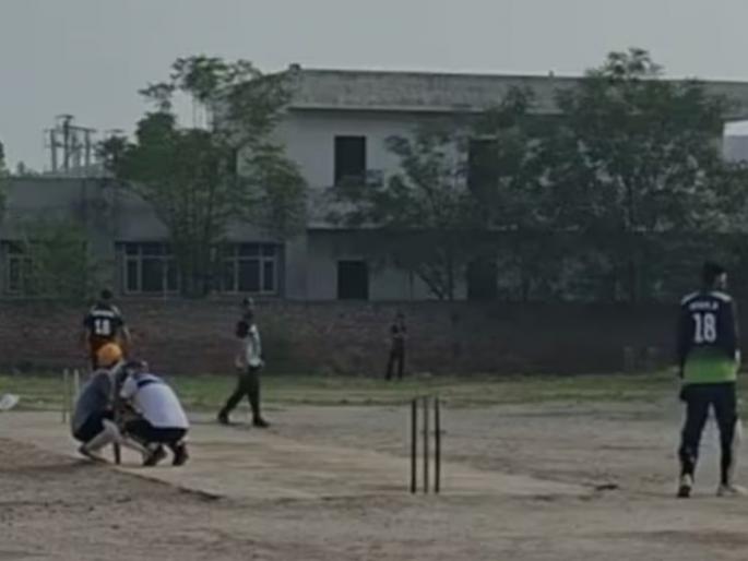 Batsman dies of heart attack after hitting six and falling on the field | षटकार ठोकला आणि मैदानात पडला, हृदयविकाराच्या झटक्याने फलंदाजाचा मृत्यू  