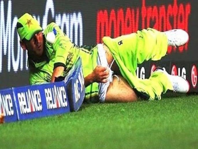 The legendary players, including captain Mahendra Singh Dhoni, were included in the field | मैदानातच या दिग्गज खेळाडूंची उतरली पँट, भारतीय कर्णधार विराटचाही समावेश