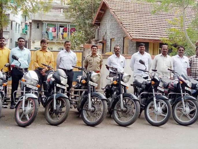 Fourteen motorcycles found by sandalwood thieves; Performance of Solapur city police | चंदन चोरांकडे सापडल्या चौदा मोटरसायकली; सोलापूर शहर पोलीसांची कामगिरी Fourteen motorcycles found by sandalwood thieves; Performance of Solapur city police | चंदन चोरांकडे सापडल्या चौदा मोटरसायकली; सोलापूर शहर पोलीसांची कामगिरी