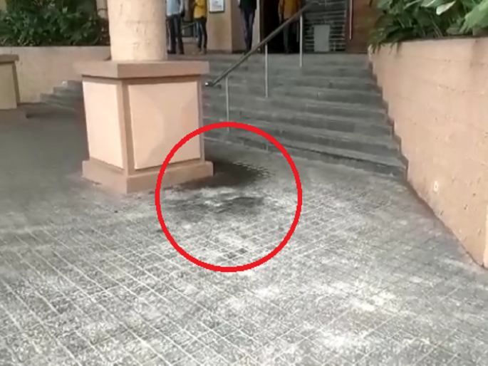 Sensationally, a woman burnt herself on the steps of the Aurangabad Police Commissionerate | वादात पती शेजाऱ्यांना साथ देतो, मारहाण करतो; महिलेने पोलीस आयुक्तालयात घेतले पेटवून Sensationally, a woman burnt herself on the steps of the Aurangabad Police Commissionerate | वादात पती शेजाऱ्यांना साथ देतो, मारहाण करतो; महिलेने पोलीस आयुक्तालयात घेतले पेटवून