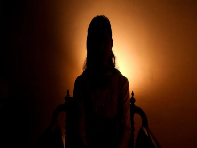 Woman cuts off Private part of rapist in Muzaffarpur | बलात्कार करणाऱ्याला महिलेने घडवली जन्माची अद्दल; विळ्याने नराधमाचे गुप्तांगच कापले Woman cuts off Private part of rapist in Muzaffarpur | बलात्कार करणाऱ्याला महिलेने घडवली जन्माची अद्दल; विळ्याने नराधमाचे गुप्तांगच कापले