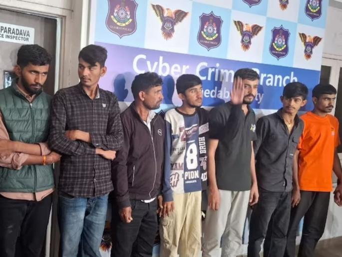 ahamedabad 11 members gang involved cyber crime arrested fake bank accounts aadhaar cards | ४३ एटीएम कार्ड, २१ चेकबुक, १५ फोन आणि पॅन...; १० दिवसांत 'असे' काढले ४ कोटी