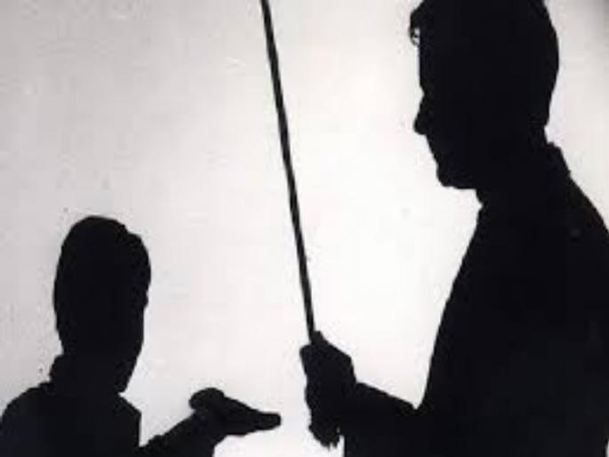 As teachers beaten to son due to decrease study | अभ्यास कमी करतो म्हणून शिक्षकांनी केली विद्यार्थ्याला बेदम मारहाण As teachers beaten to son due to decrease study | अभ्यास कमी करतो म्हणून शिक्षकांनी केली विद्यार्थ्याला बेदम मारहाण