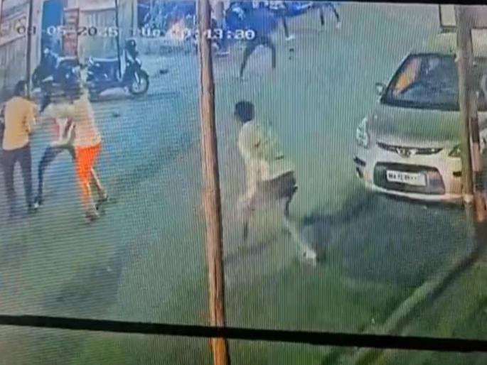 Clashes erupt between 2 groups near Z Bridge in Pune Stones axes attacked each other, 1 person seriously injured | Video: पुण्याच्या झेड ब्रिजजवळ तुफान राडा; एकमेकांवर दगड, कोयत्याने हल्ला, १ जण गंभीर जखमी Clashes erupt between 2 groups near Z Bridge in Pune Stones axes attacked each other, 1 person seriously injured | Video: पुण्याच्या झेड ब्रिजजवळ तुफान राडा; एकमेकांवर दगड, कोयत्याने हल्ला, १ जण गंभीर जखमी
