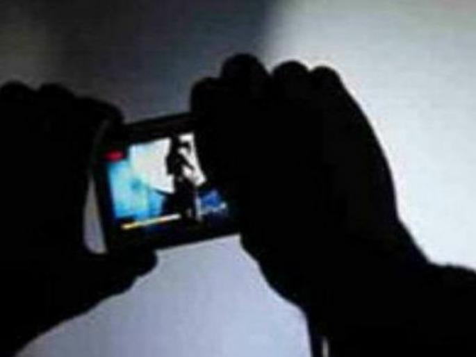 Mumbai News: Eight-Year-Old Girl Was Molested By Showing Her An Obscene Video | Mumbai: पिझ्झा देण्याच्या बहाण्याने घरी नेले आणि...; आठ वर्षाच्या चिमुकलीसोबत शेजाऱ्याचे संतापजनक कृत्य Mumbai News: Eight-Year-Old Girl Was Molested By Showing Her An Obscene Video | Mumbai: पिझ्झा देण्याच्या बहाण्याने घरी नेले आणि...; आठ वर्षाच्या चिमुकलीसोबत शेजाऱ्याचे संतापजनक कृत्य