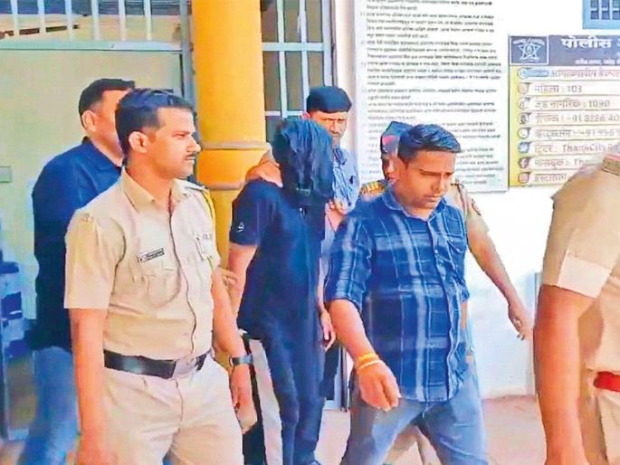 Teacher abuses three minors in Ambernath; The police handcuffed the teacher | अंबरनाथमध्ये तीन अल्पवयीन मुलांवर शिक्षकाचा अत्याचार; पोलिसांनी शिक्षकाला ठोकल्या बेड्या Teacher abuses three minors in Ambernath; The police handcuffed the teacher | अंबरनाथमध्ये तीन अल्पवयीन मुलांवर शिक्षकाचा अत्याचार; पोलिसांनी शिक्षकाला ठोकल्या बेड्या