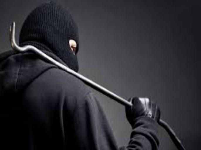 A 15 lakh theft by thieves in ravet | रावेतमध्ये घरफोडीत पंधरा लाखांचा ऐवज लंपास A 15 lakh theft by thieves in ravet | रावेतमध्ये घरफोडीत पंधरा लाखांचा ऐवज लंपास