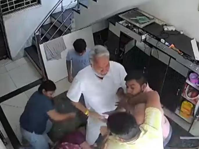 daughter in law beats mother in law and husband in gwalior video viral | नात्याला काळीमा! वृद्ध सासूला सुनेची अमानुष मारहाण; पतीला दिली धमकी, केला हल्ला daughter in law beats mother in law and husband in gwalior video viral | नात्याला काळीमा! वृद्ध सासूला सुनेची अमानुष मारहाण; पतीला दिली धमकी, केला हल्ला